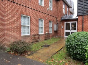 Flat to rent in Park Street, Colnbrook SL3