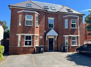 Flat to rent in Richmond Park Road, Bournemouth BH8