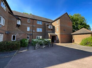 Flat to rent in Wensum Drive, Didcot, Oxfordshire OX11