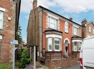 Maisonette to rent in Woodford Road, Watford, Hertfordshire WD17