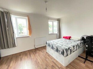 Shared accommodation to rent in Inglewood Close, Ilford IG6