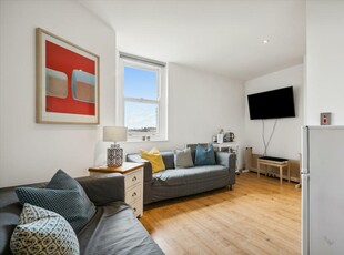 Studio flat for rent in Clapham High Street, London, SW4