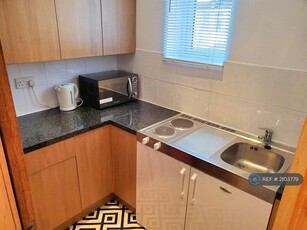 Studio flat for rent in Hayling Avenue, Portsmouth, PO3