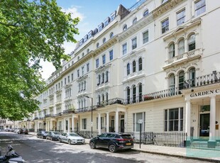 Studio flat for rent in Kensington Gardens Square, London, W2