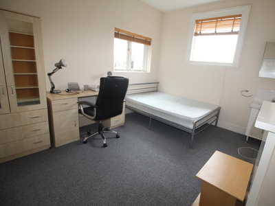 Studio flat for rent in Room 11, Kent House, 6 Clarendon Place, CV32