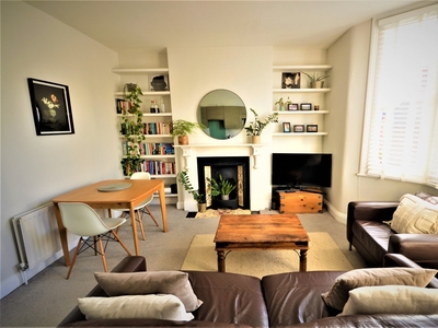 Flat to rent - Blakemore Road, London, SW16