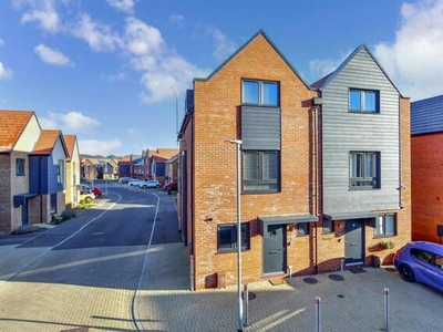 3 Bedroom Semi-detached House For Sale In Drayton, Portsmouth