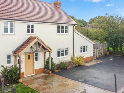 4 Bedroom Semi-detached House For Sale In Bumbles Green, Waltham Abbey
