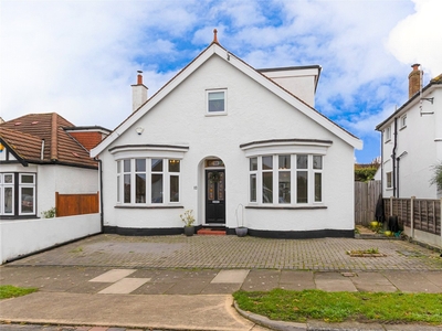 Holyrood Drive, Westcliff-on-Sea, SS0 3 bedroom house in Westcliff-on-Sea