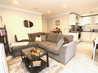 2 bedroom apartment for sale in Hutton Road, Shenfield, Brentwood, CM15