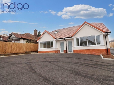 2 bedroom semi-detached house for sale in Oakley Road, Luton, Bedfordshire, LU4 9PT, LU4