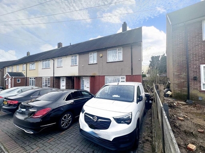 3 bedroom end of terrace house for sale in Southdrift Way, Luton, LU1