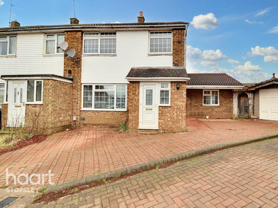 3 bedroom end of terrace house for sale in Telscombe Way, Luton, LU2