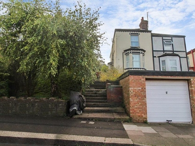 3 bedroom semi-detached house for sale in Harcourt Street, Luton, LU1