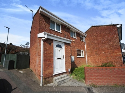 3 bedroom semi-detached house for sale in Heath Close, Luton, LU1