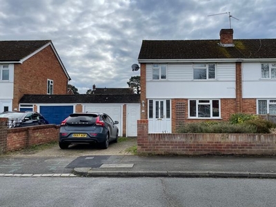 Detached house to rent in Malone Road, Woodley, Reading RG5