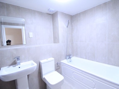 Flat to rent in Charter House, Ilford IG1