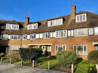 Flat to rent in Station Approach, Hinchley Wood, Esher KT10