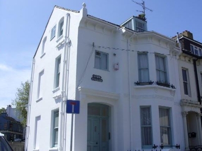 Flat to rent in York Villas, Brighton BN1