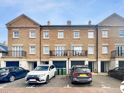 Town house to rent in Rainbow Road, Erith, Kent DA8