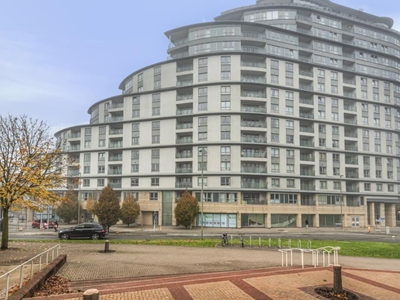 2 Bed Flat/Apartment For Sale in Woking, Surrey, GU22 - 4874512