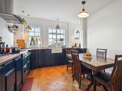 2 bedroom flat for rent in Chiltern Court, Baker Street, London, NW1