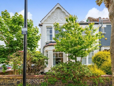 2 bedroom Flat for sale in Methuen Park, Muswell Hill N10