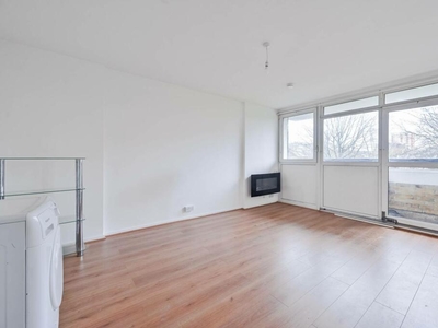 3 bedroom flat for rent in Bow, Bow, London, E3