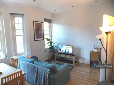 3 bedroom flat for rent in Streatham Hill, London, SW2