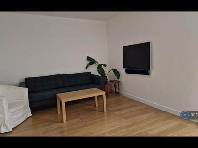 3 bedroom maisonette for rent in Doughty Court, London, E1W