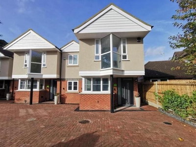 3 Bedroom Semi-detached House For Rent In Bushey, Hertfordshire
