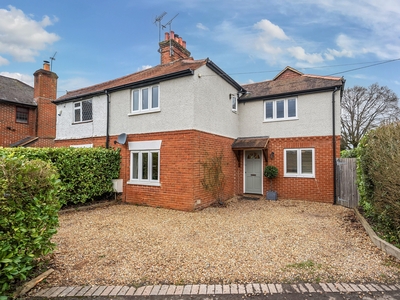 4 bedroom property for sale in Burnt Hill Way, Farnham, GU10