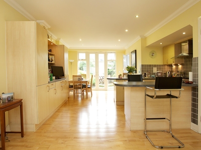 4 bedroom property to let in Lumiere Court Balham SW17