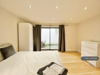 4 bedroom terraced house for rent in Lotus Mews, London, N19