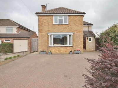 Detached house to rent in Benmead Road, Kidlington OX5