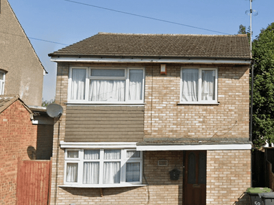 Detached house to rent in Trinity Road, Luton LU3