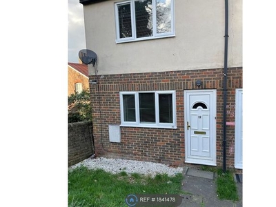 End terrace house to rent in Alpine Terrrace, Luton LU1