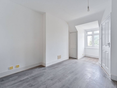 Flat in Conyers Road, Streatham Common, SW16