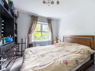 Flat in Greencrest Place, Gladstone Park, NW2