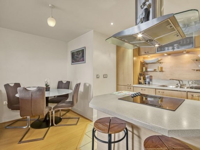 Flat to rent in 18 Lombard Road, London SW11
