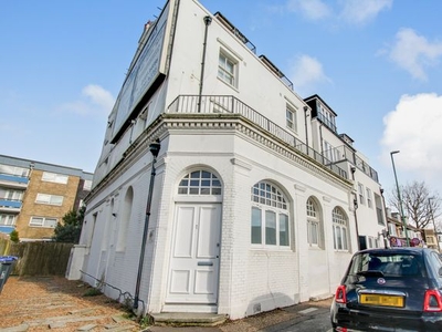 Flat to rent in Brighton Road, Shoreham-By-Sea BN43