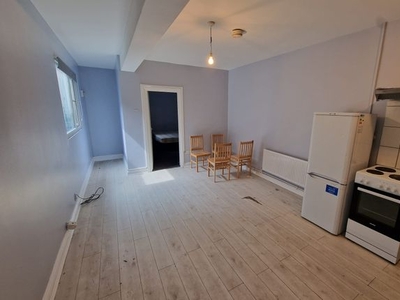 Flat to rent in Buxton Road, Luton, Bedfordshire LU1