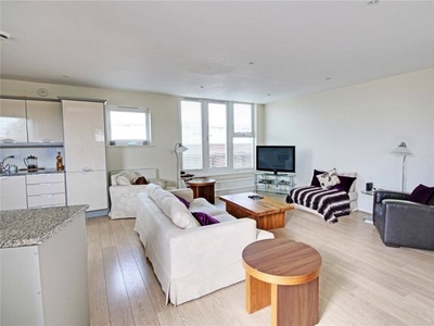 Flat to rent in Chertsey House, Bridge Wharf, Chertsey, Surrey KT16