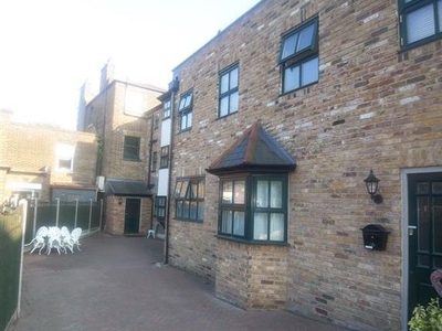 Flat to rent in Chestnut Mews, The Square, Woodford Green IG8