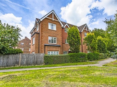 Flat to rent in Chipstead Road, Banstead SM7