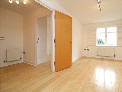 Flat to rent in Eastfield Road, Brentwood CM14