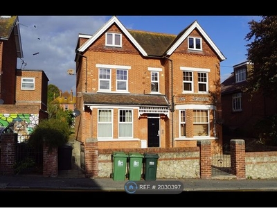 Flat to rent in Enys Road, Eastbourne BN21