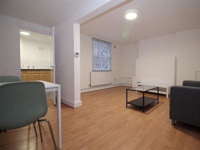 Flat to rent in Evington Road, Near Victoria Park, Leicester LE2