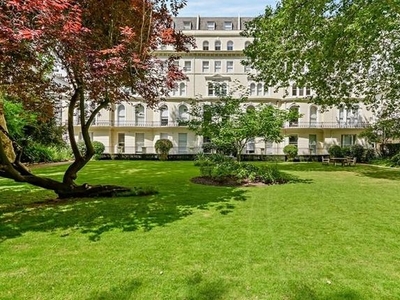 Flat to rent in Garden House, Kensington Gardens Square W2