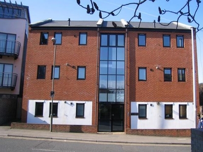 Flat to rent in Gateway House, Walnut Tree Close, Friary And St Nicolas GU1